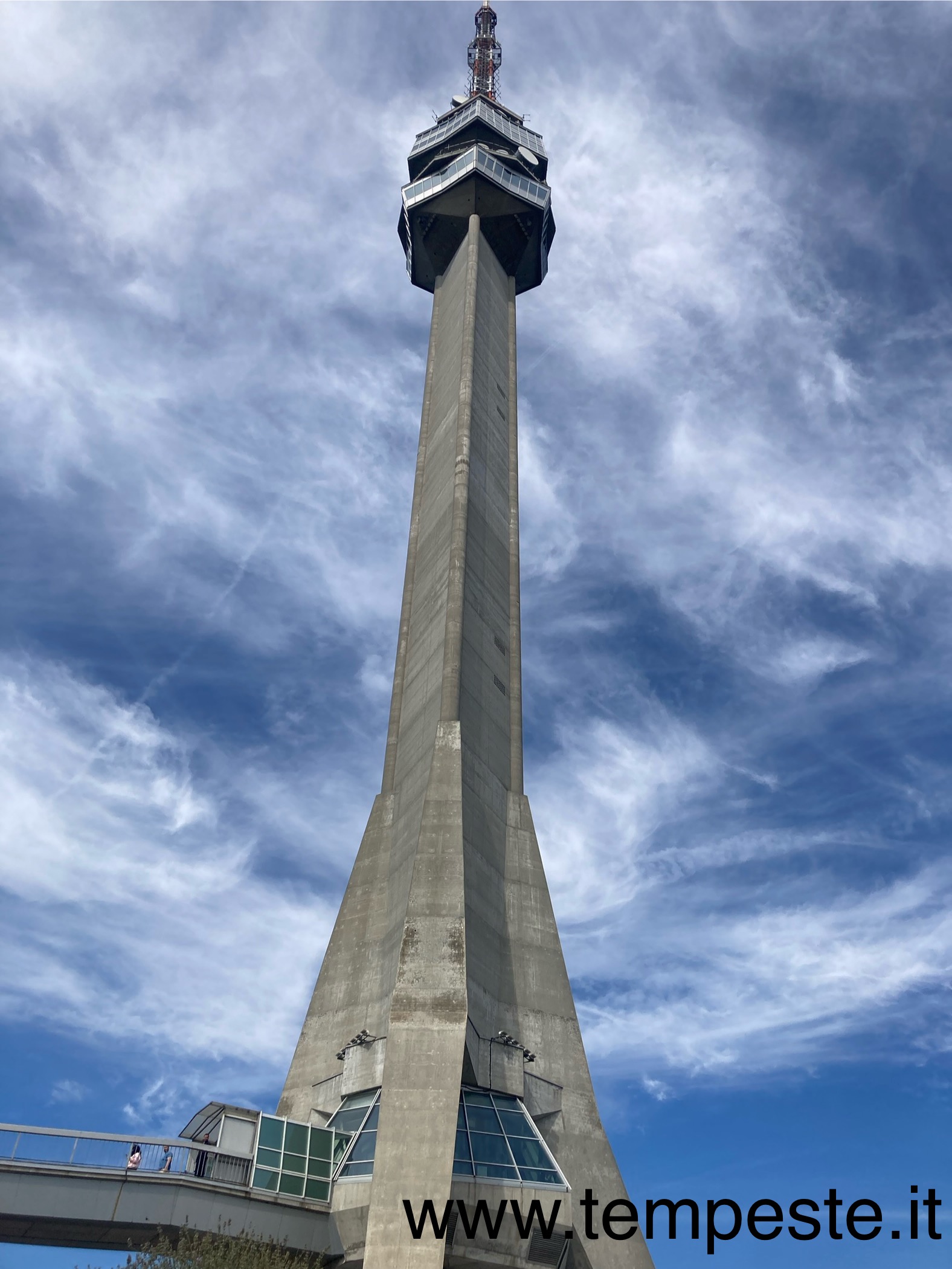Un'immagine della Avala Tower di Belgrado, in Serbia, ritenuta un valido esempio di architettura brutalista
